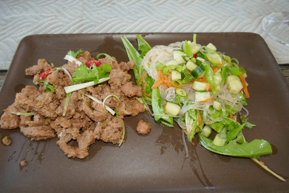 Thịt Kho Tộ med nudelsalat