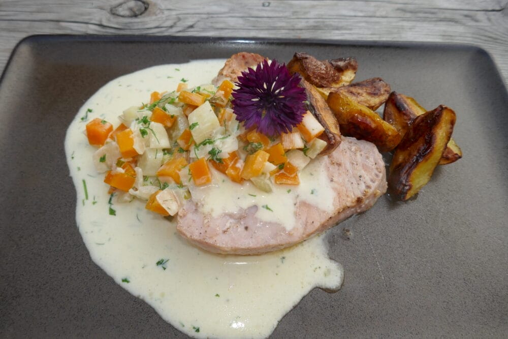 Tunfisk med pastidssaus og båtpoteter