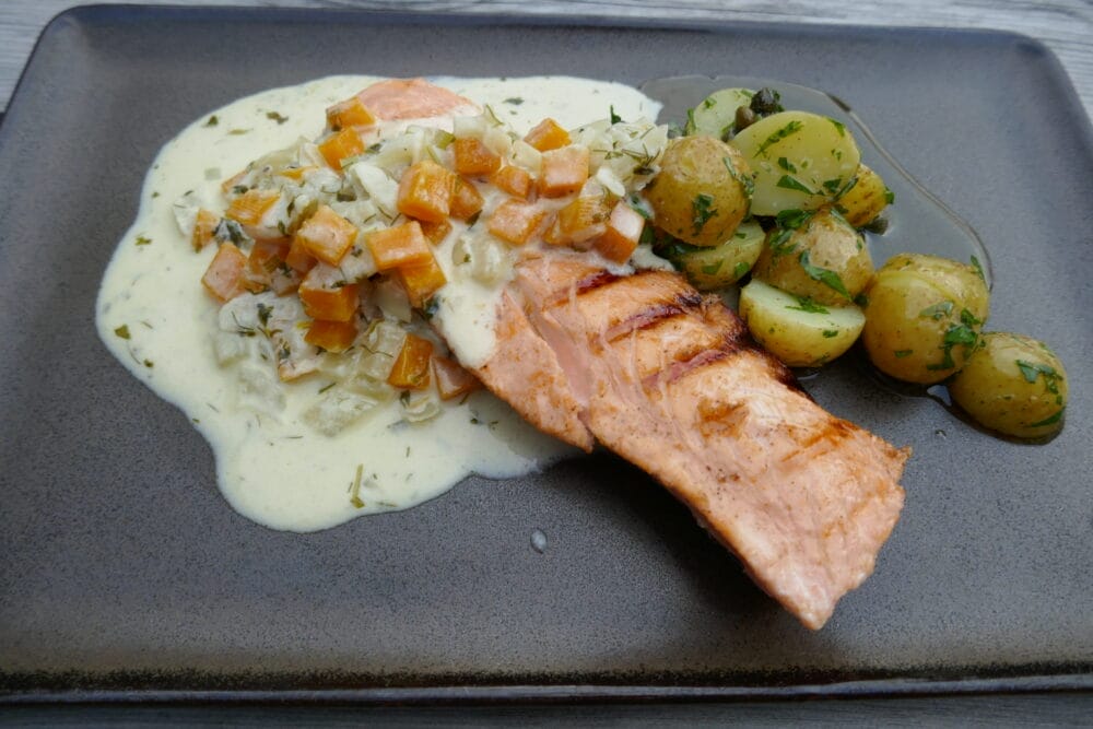 Laks med pastissaus og middelhavspotetsalat