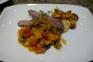 Kalvefilet med provencalsk ratatouille og råstekte poteter