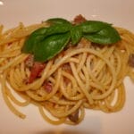 Bucatini med tomatsaus og biffrester