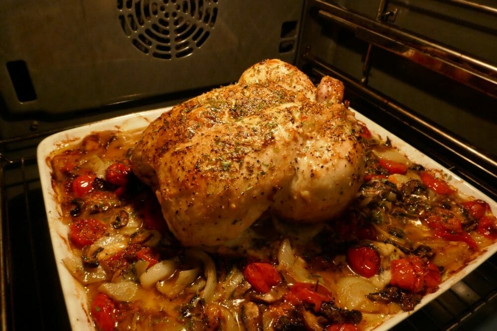 Helstekt kylling på grønnsaksseng