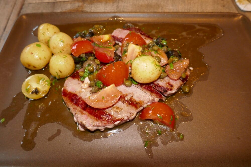 Grillet tunfisk med potet- og tomatsalat