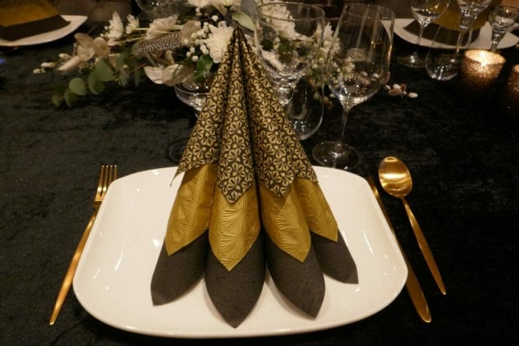 Table decoration in black and gold