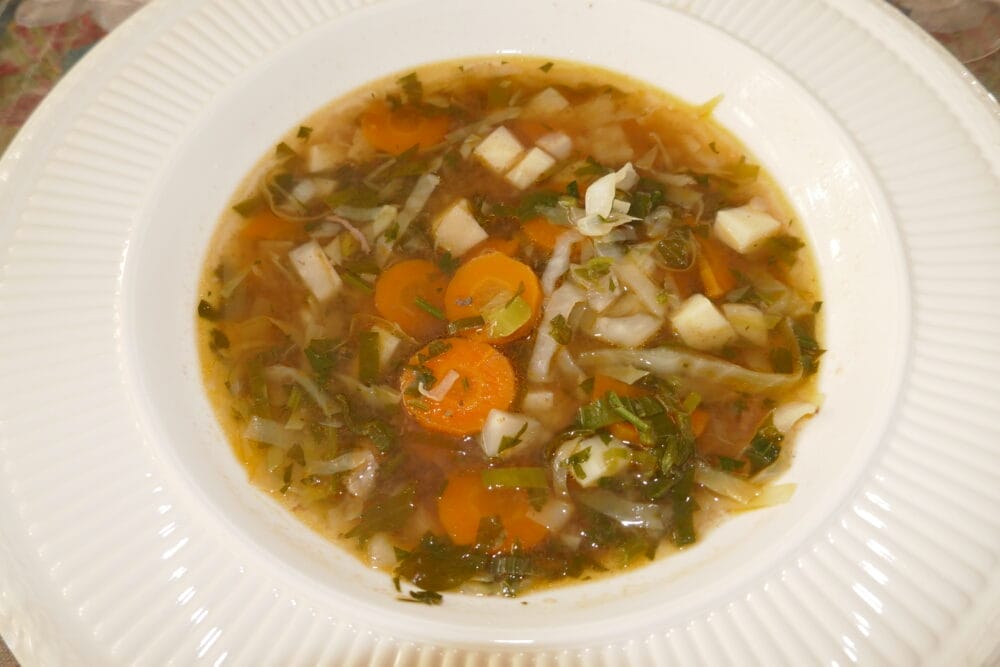 Fersk suppe med sur og søt saus med elg