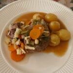 Fersk suppe med sur og søt saus med elg