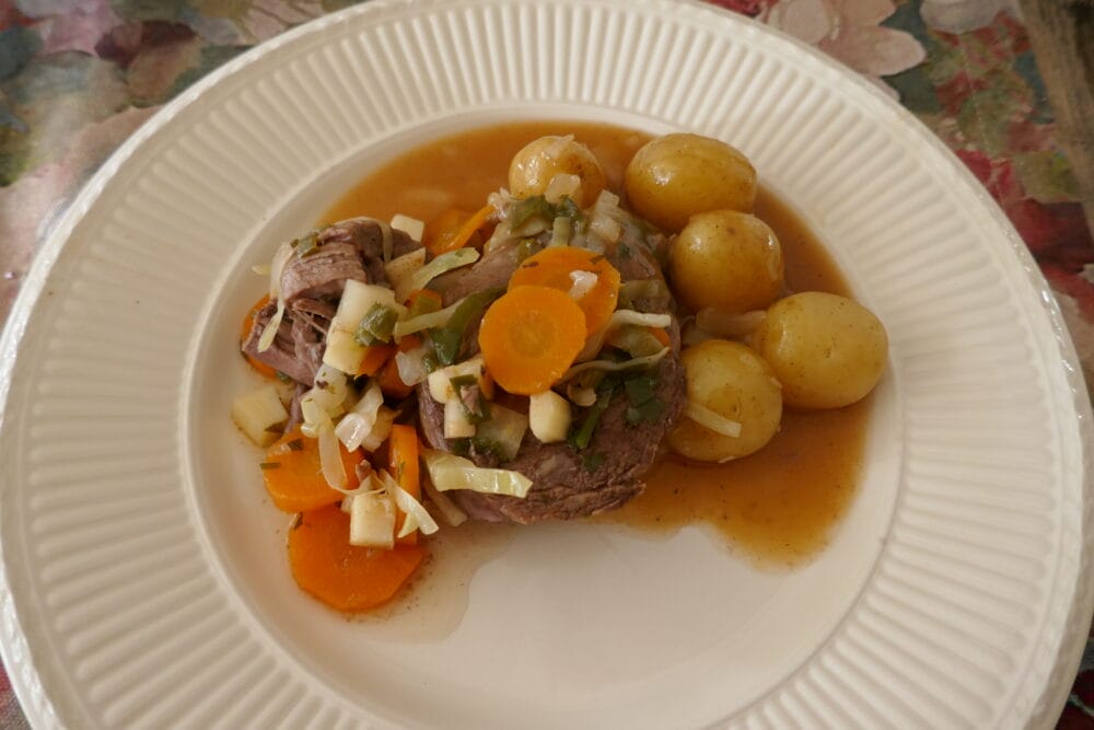 Fersk suppe med sur og søt saus med elg