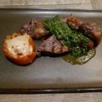 Biff med gremolata og bakt tomat