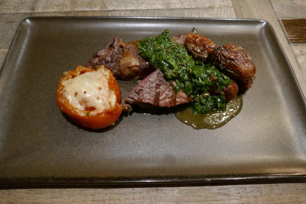 Biff med gremolata og bakt tomat