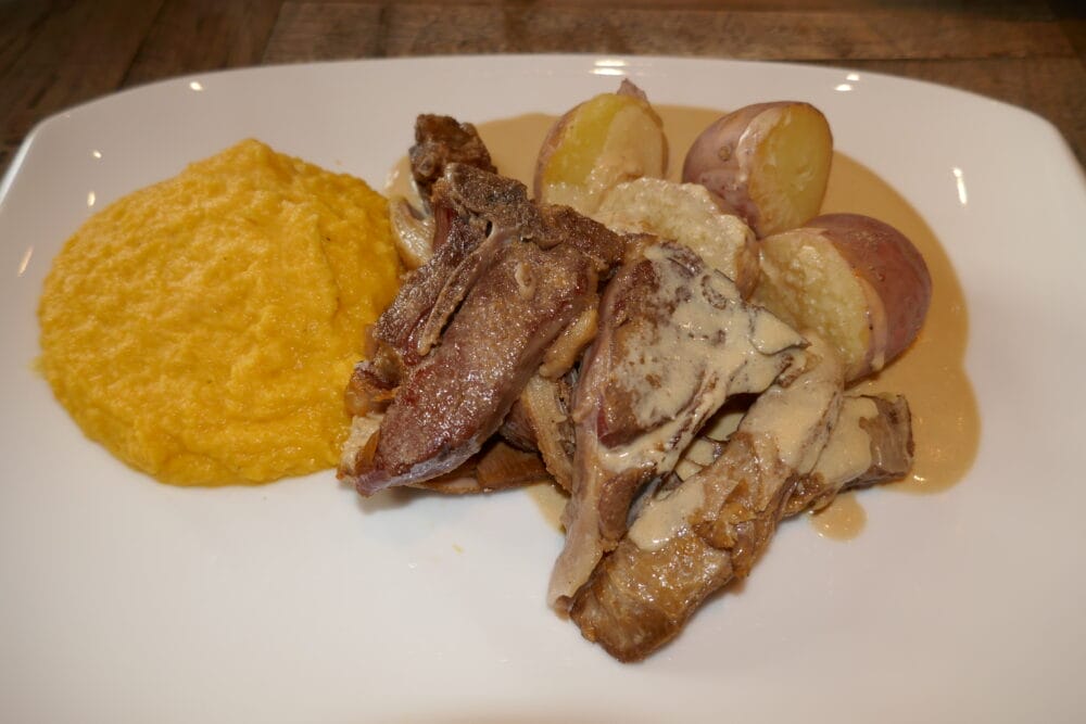 Pinnekjøtt med kålrotstappe og Utasundsaus