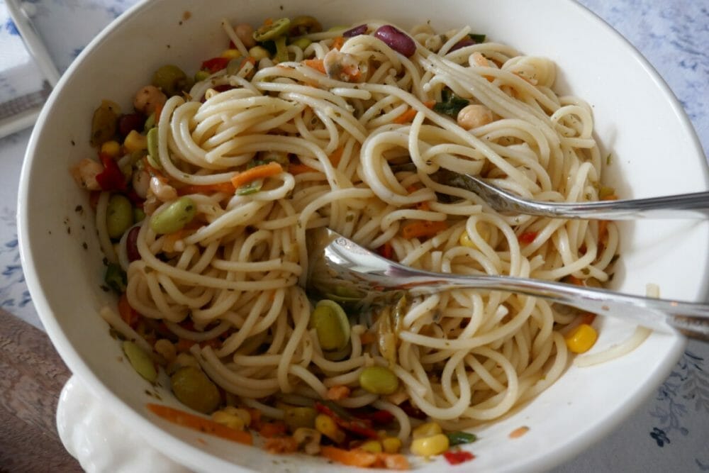 Innbakt kylling med pasta og bønnemiks