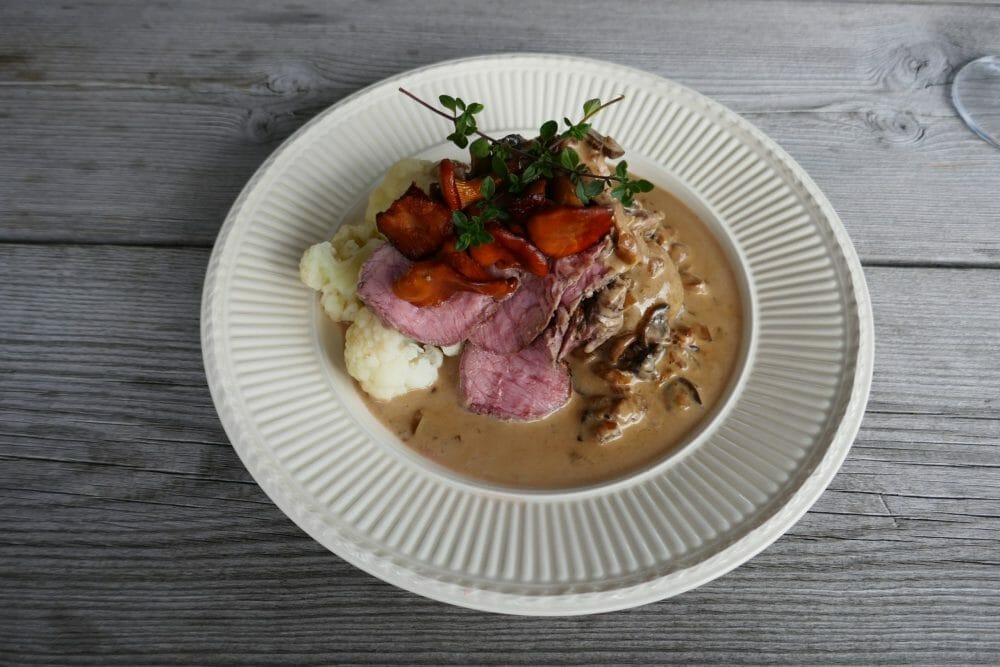 Kalv med ferske kantareller og soppsaus