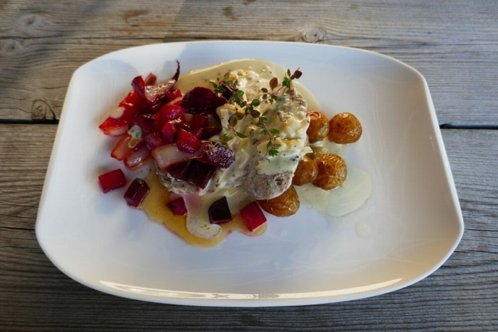 Kyllingfilet med smørdampa beter og blåskimmelsaus