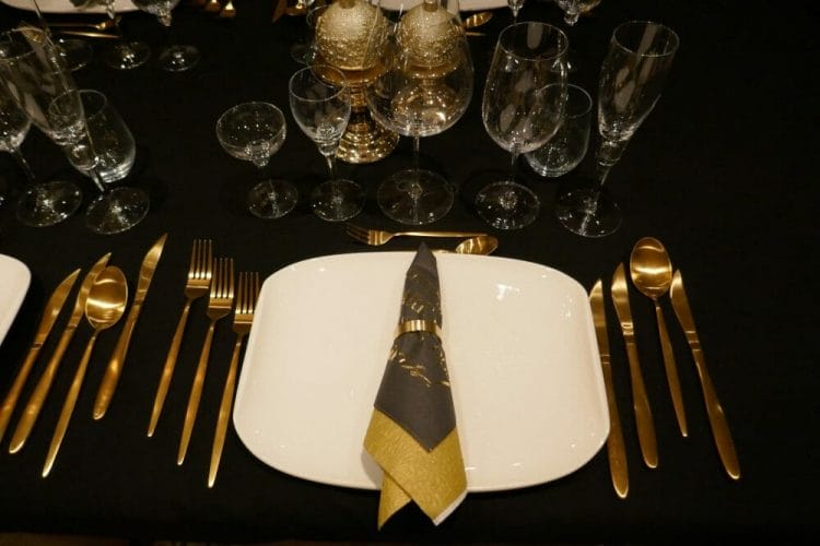 Table in black and gold