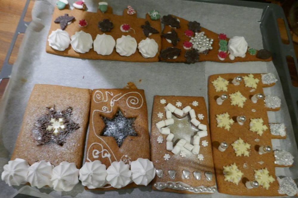 Pepperkakepalass i deler, ferdig stekt og pyntet