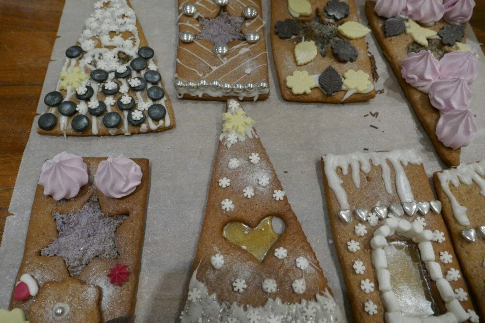 Pepperkakepalass i deler, ferdig stekt og pyntet