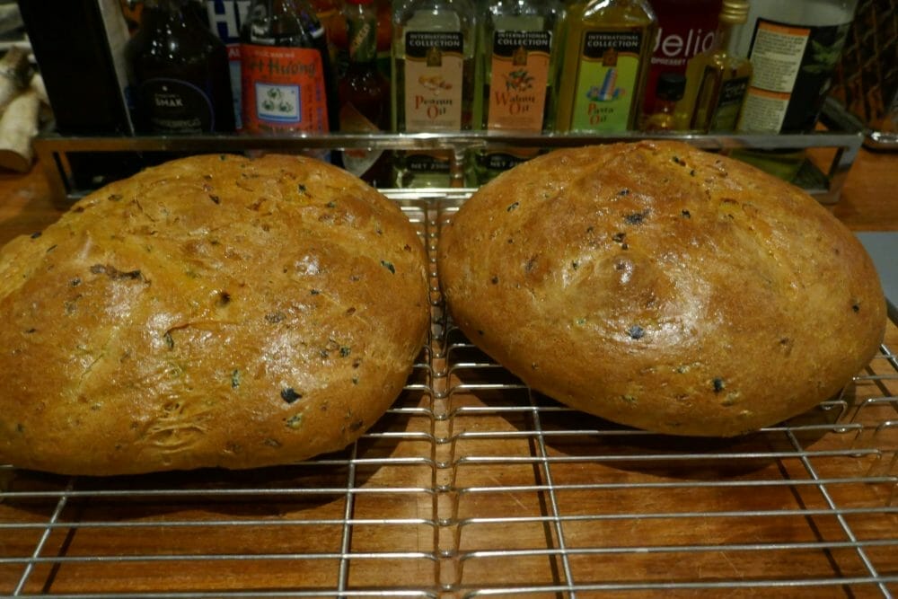 Olivenbrød med urter og soltørka tomater Olivenbrød med urter og soltørka tomater