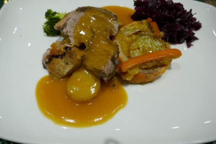 Helstekt and med appelsinsaus