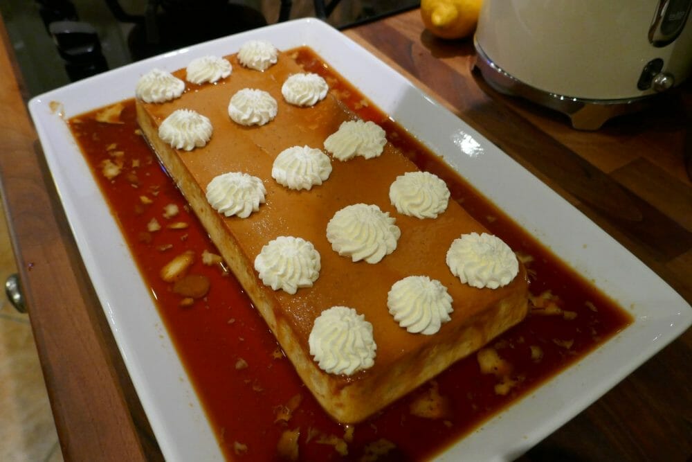 Ferdig pyntet karamellpudding