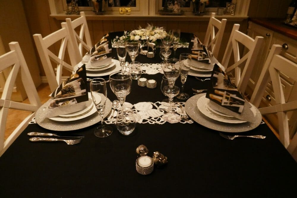 Nyttårsaften - dekking og pynting i sort, hvitt og sølv