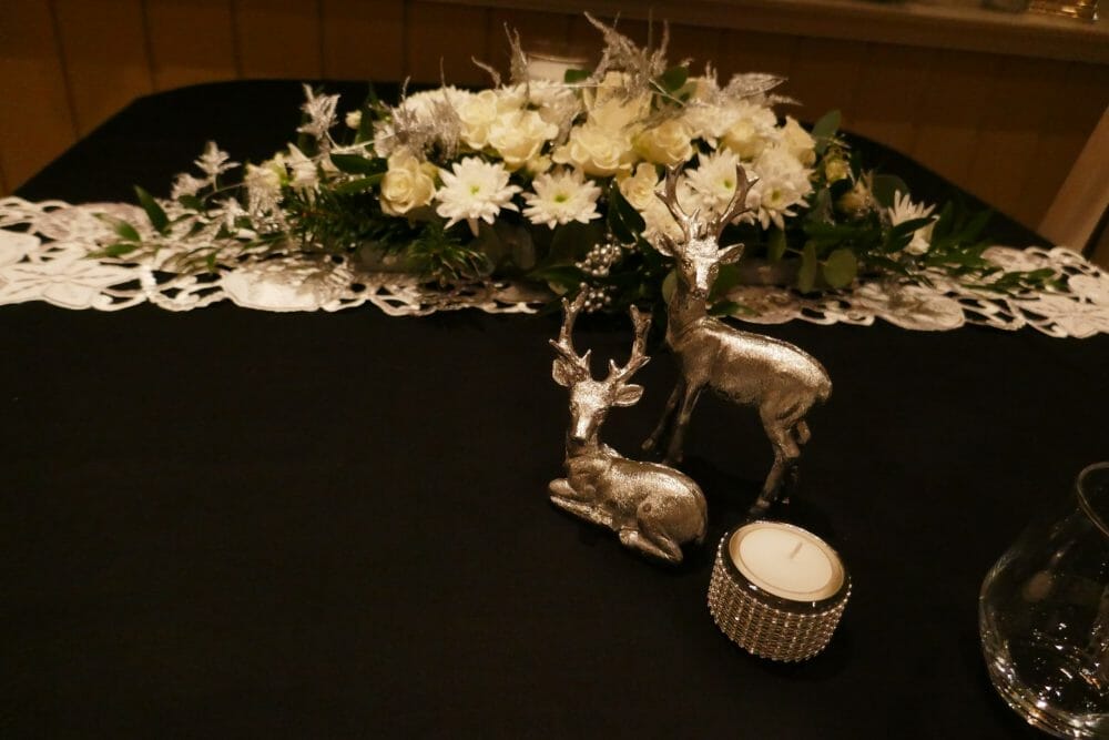 Nyttårsaften - dekking og pynting i sort, hvitt og sølv