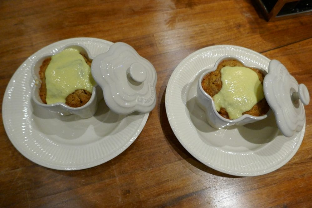 Lettvin eplekake i porsjonsformer med hjemmelagd vaniljekrem Lettvin eplekake i porsjonsformer med hjemmelagd vaniljekrem