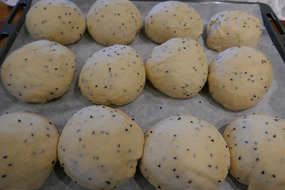 Nanbrød med løkfrø (Nigellafrø)