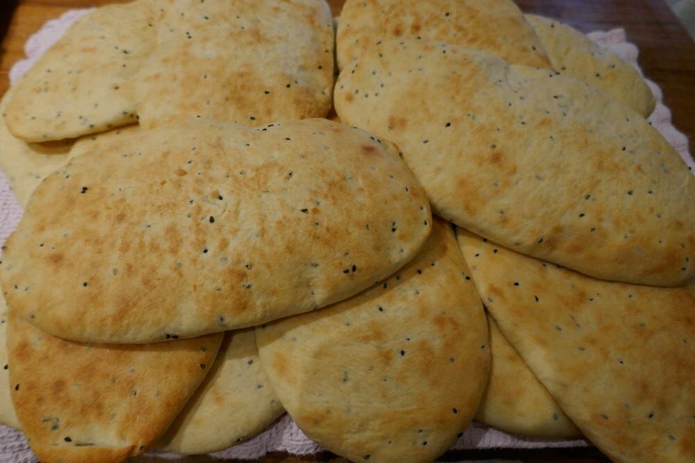 Nanbrød med løkfrø (Nigellafrø)