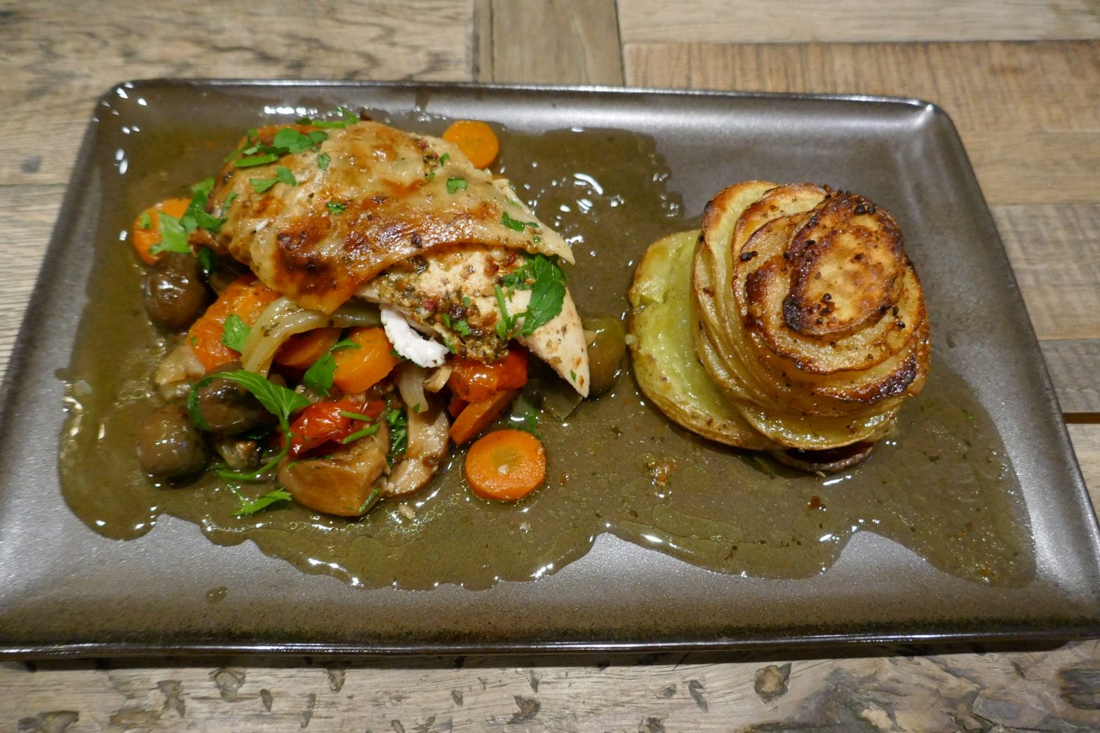 Helstekt kylling med preserverte sitroner og potetstabler