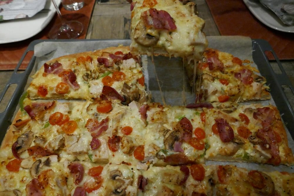 Hvit pizza med kalkun, bacon og sopp