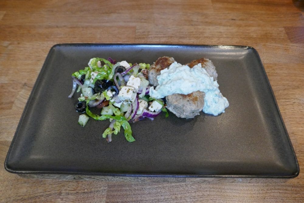Lammeboller med salat og tzatziki (cacık, tarator, таратор, cнежанка)