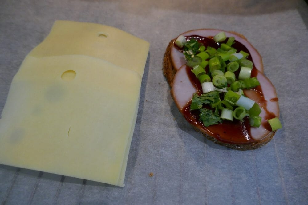 Ostesmørbrød med hamburgerrygg og BBQ-saus