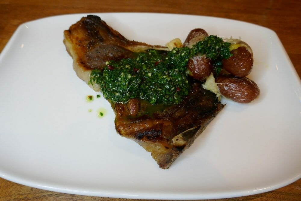 Côte de Boeuf - entrecôte på bein med parmesanpoteter og chimichurri