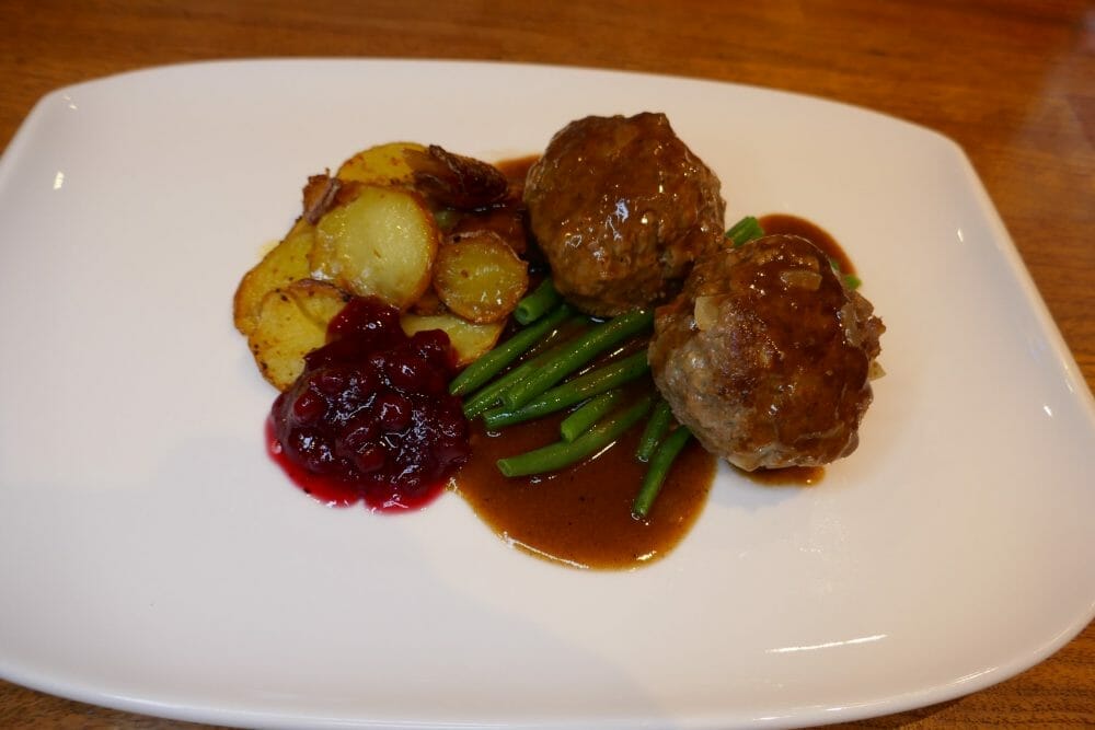 Frikadeller med brun saus og råstekte potetskiver