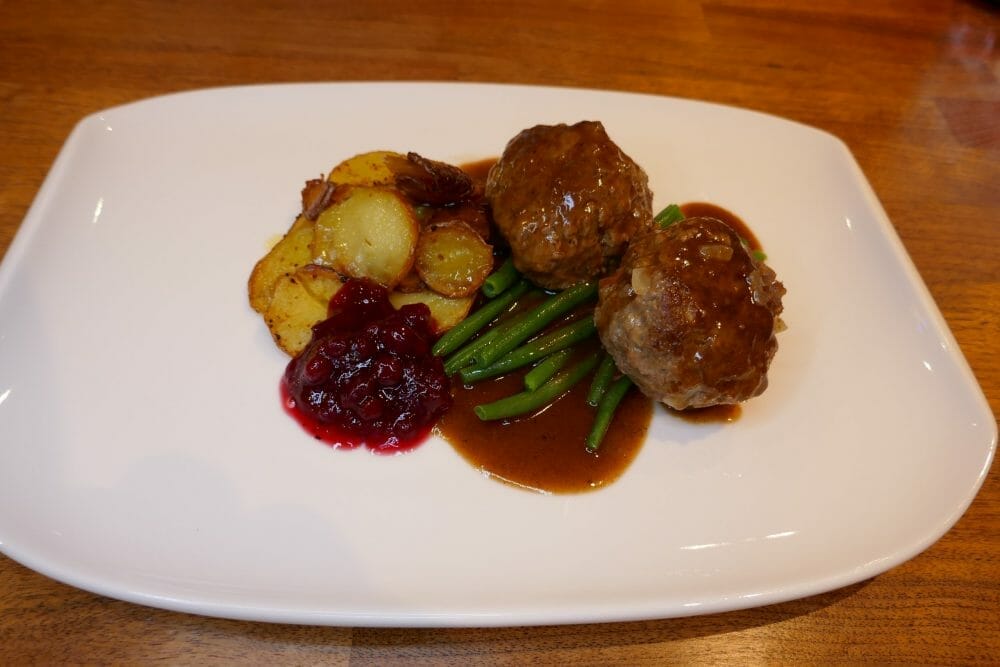 Ukemeny 51 Frikadeller med brun saus og råstekte potetskiver