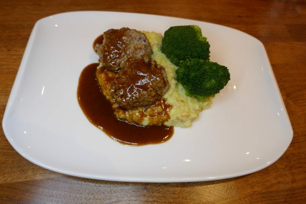 Frikadeller med potetpuré og brun saus Frikadeller med potetpuré og brun saus