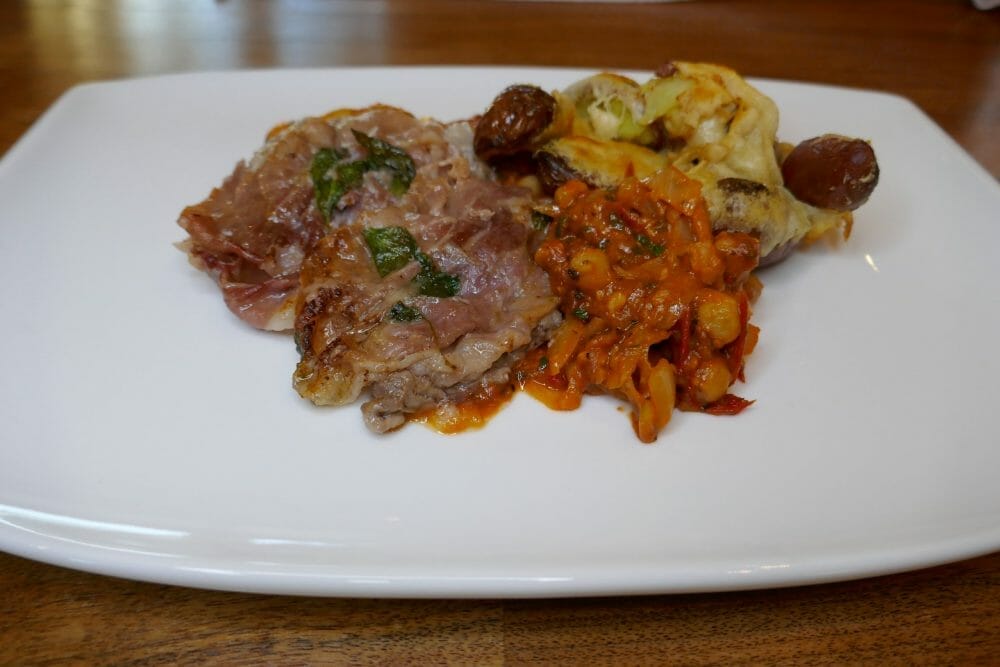 Saltimbocca med parmesangratinerte poteter og bønneragu Saltimbocca med parmesangratinerte poteter og bønneragu