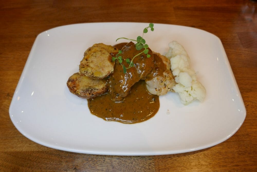 Kyllingfilet med parmesanpoteter og konjakk- og peppersaus