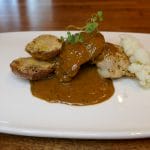 Kyllingfilet med parmesanpoteter og konjakk- og peppersaus