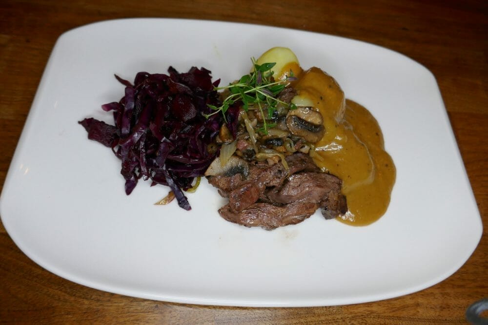 Biffstrimler med appelsinsaus og spennende rødkål