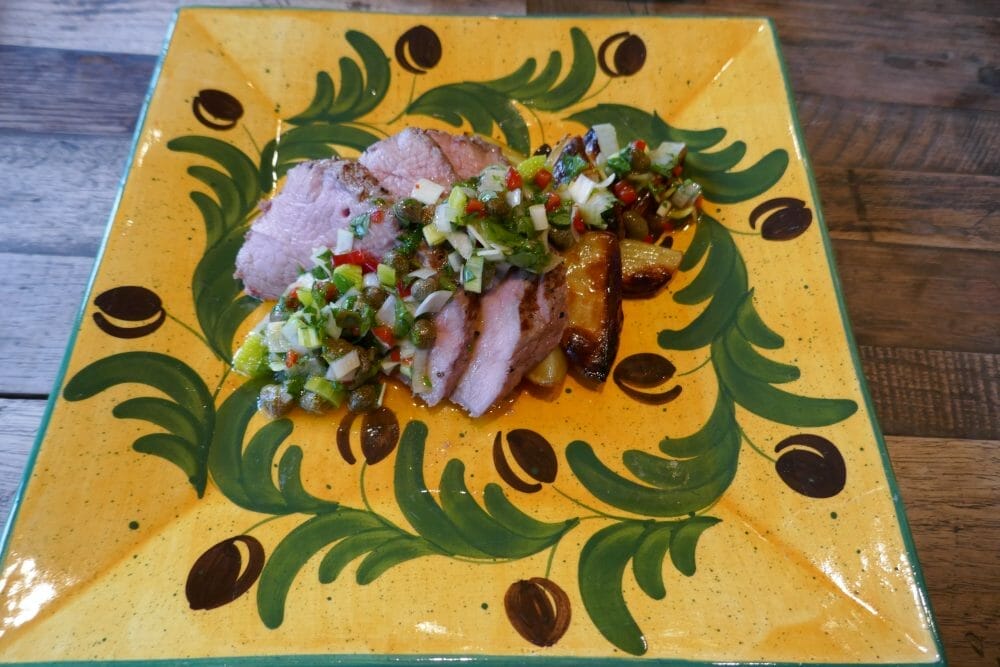 Kalvefilet med salsa og båtpoteter Kalvefilet med salsa og båtpoteter