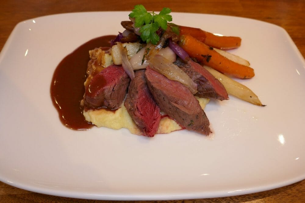 Reinsdyrfilet med portvinssaus og grilla grønnsaker