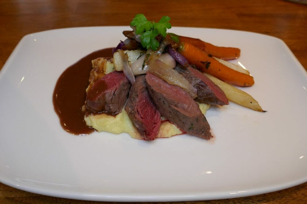 Reinsdyrfilet med portvinssaus og grilla grønnsaker