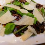 Lun soppsalat med karamelliserte valnøtter