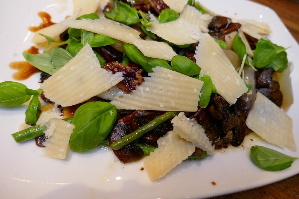 Lun soppsalat med karamelliserte valnøtter