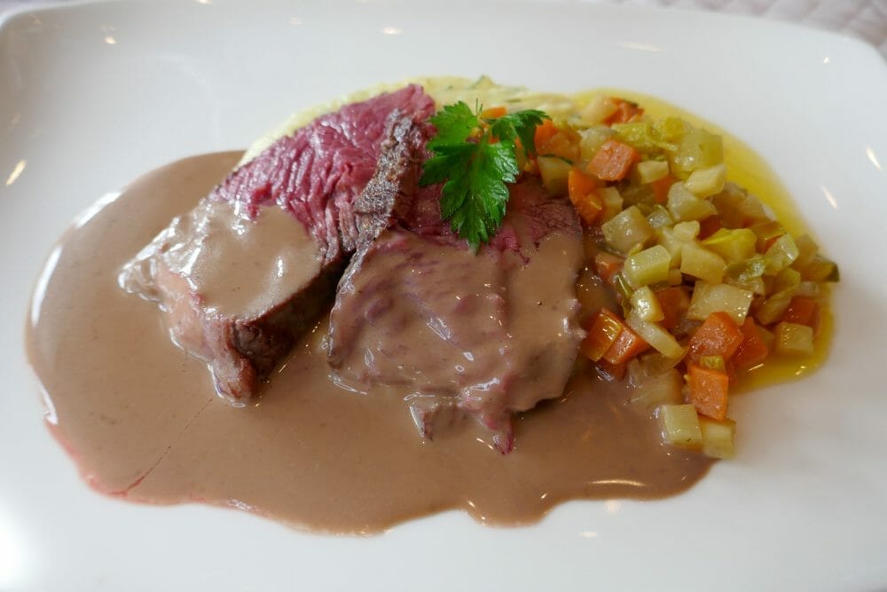 Oksefilet med kremet rødvinssaus, mandelpotetpuré og smørdampa rotgrønnsaker