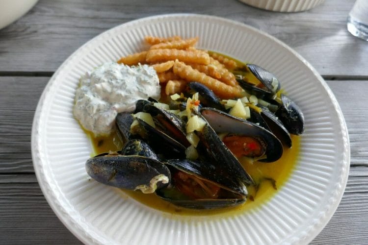 Mussels with curry and delicious shellfish sauce