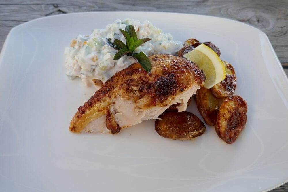 Piri piri-kylling med ovnspoteter og yoghurtsalat