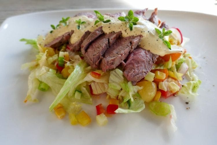 Beef salad with mango and curry dressing