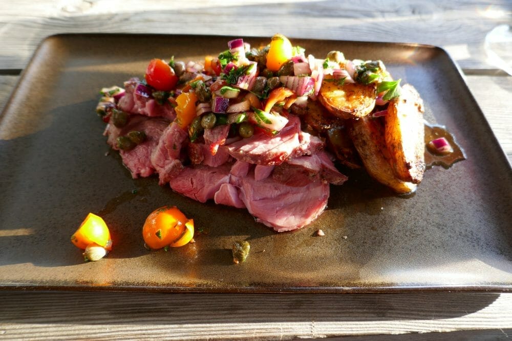 Utbeinet lammelår med båtpoteter og salsa Utbeinet lammelår med båtpoteter og salsa